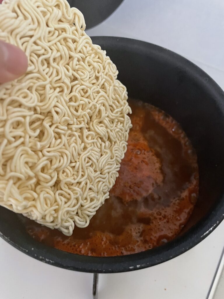 麺を入れる